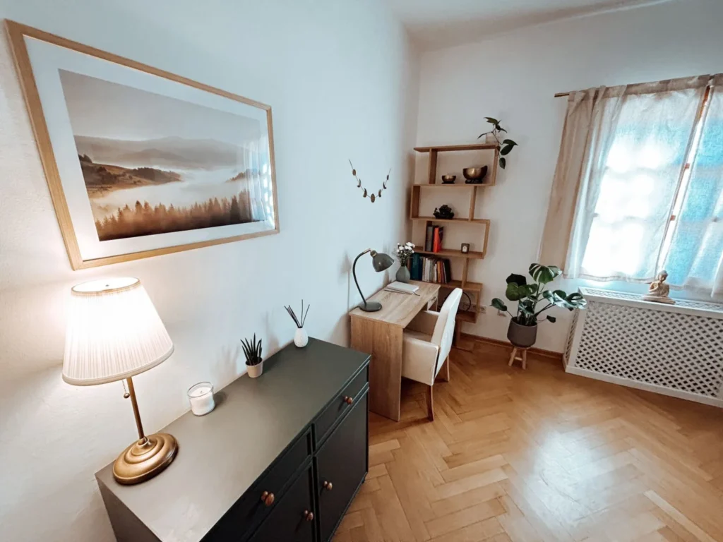 Praxisraum der Heilpraktikerin Eva-Maria Prey – ruhige Atmosphäre für Hypnosetherapie, Gesprächstherapie und Entspannung