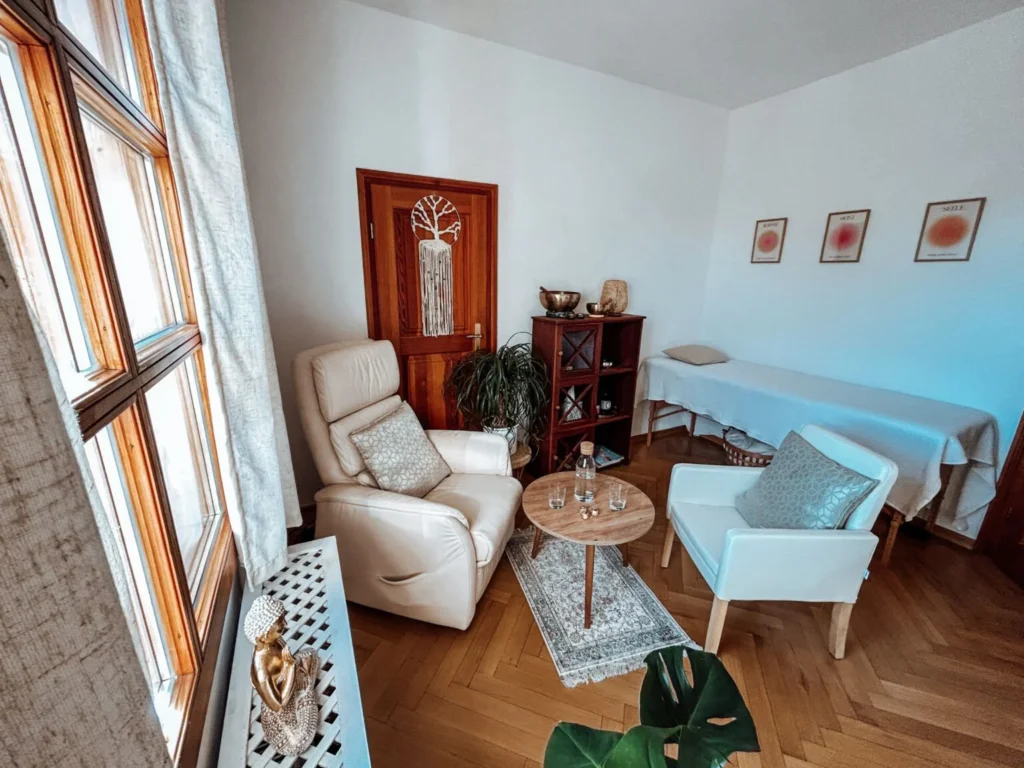 Praxisraum der Heilpraktikerin Eva-Maria Prey – ruhige Atmosphäre für Hypnosetherapie, Gesprächstherapie und Unterstützung bei Stress, innerer Unruhe und Schlafproblemen